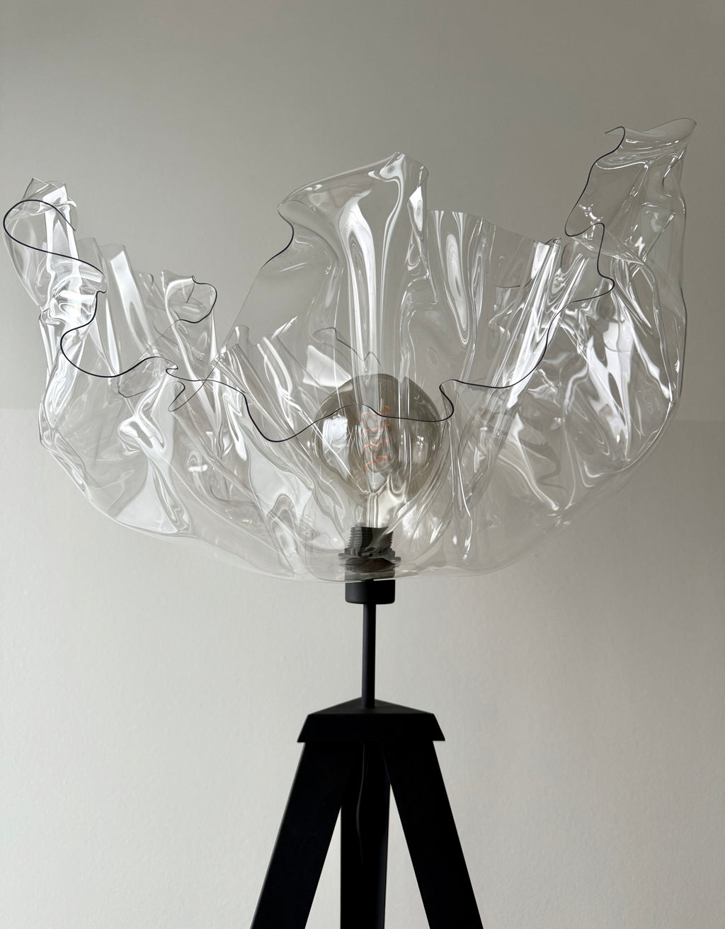 Skulpturale Designlampe mit transparentem Wellen-Schirm Lichtobject
