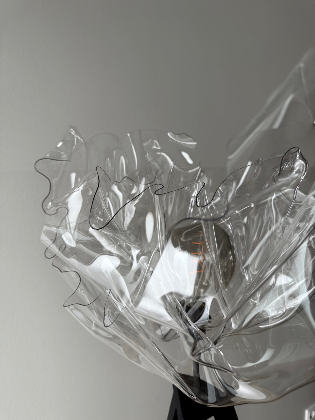 Skulpturale Designlampe mit transparentem Wellen-Schirm Lichtobject
