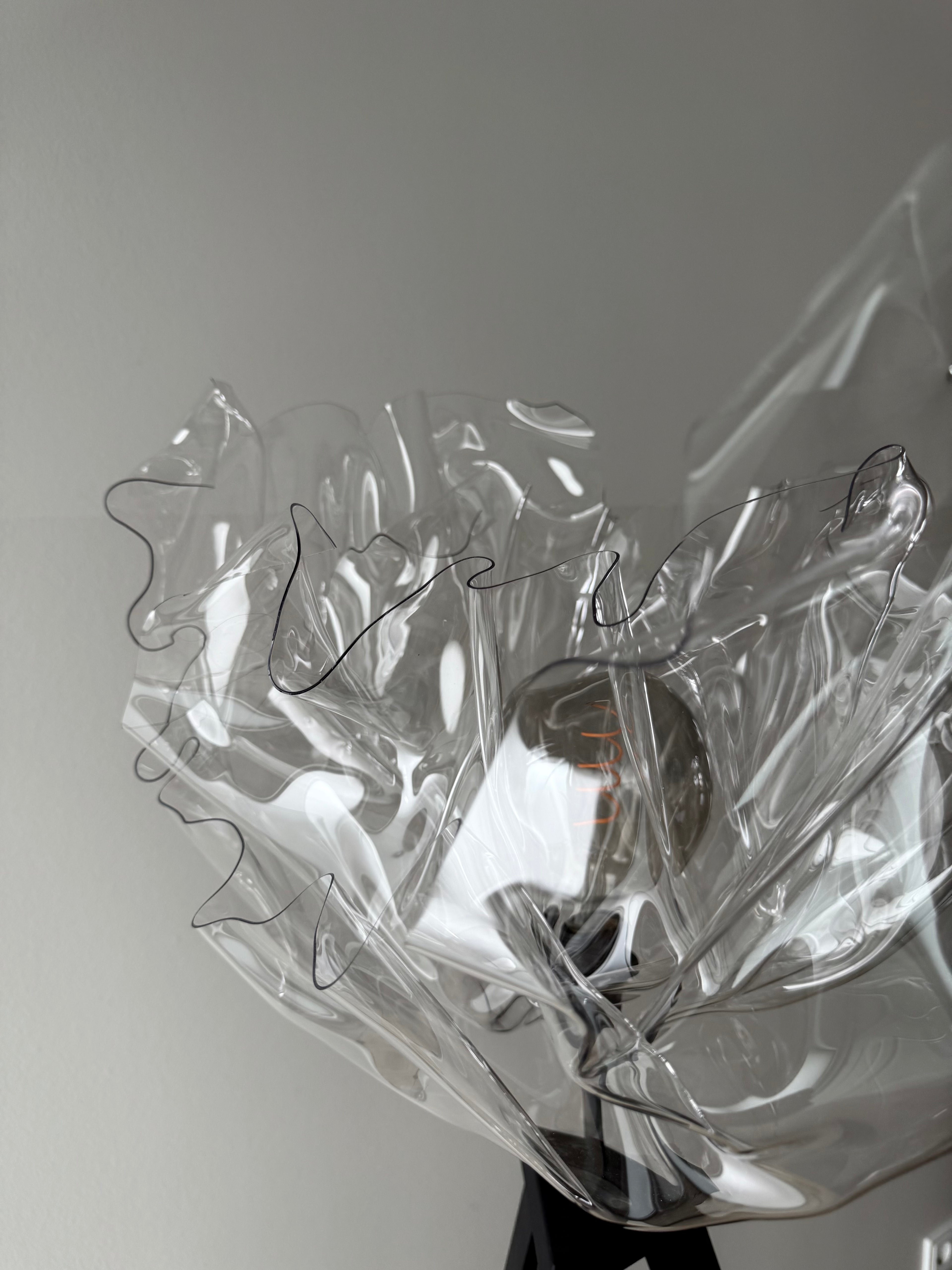 Skulpturale Designlampe mit transparentem Wellen-Schirm Lichtobject