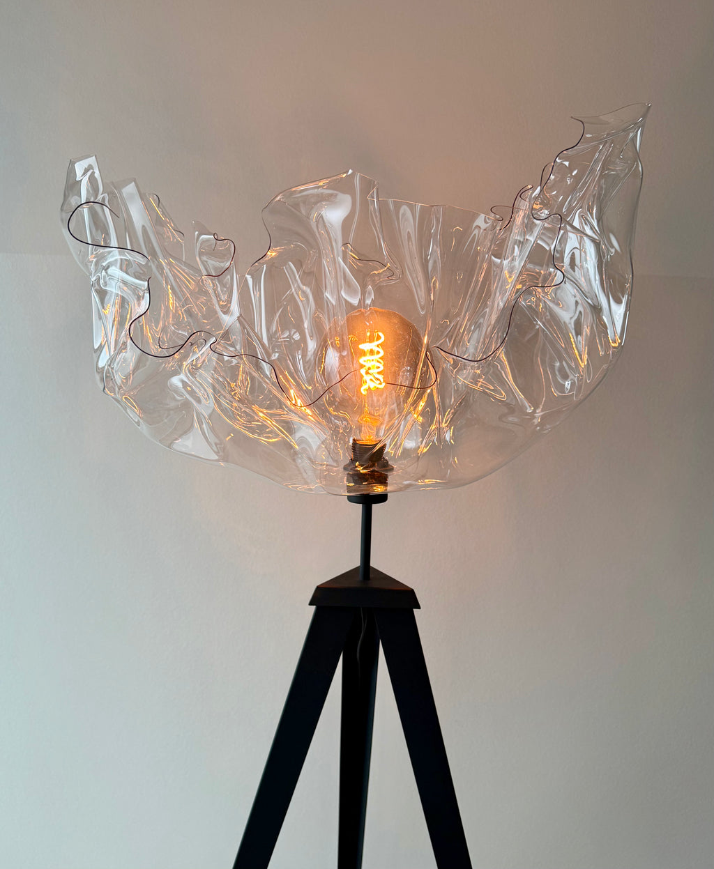 Skulpturale Designlampe mit transparentem Wellen-Schirm Lichtobject