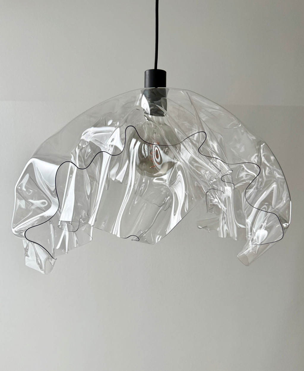 Skulpturale Designlampe mit transparentem Wellen-Schirm Lichtobject