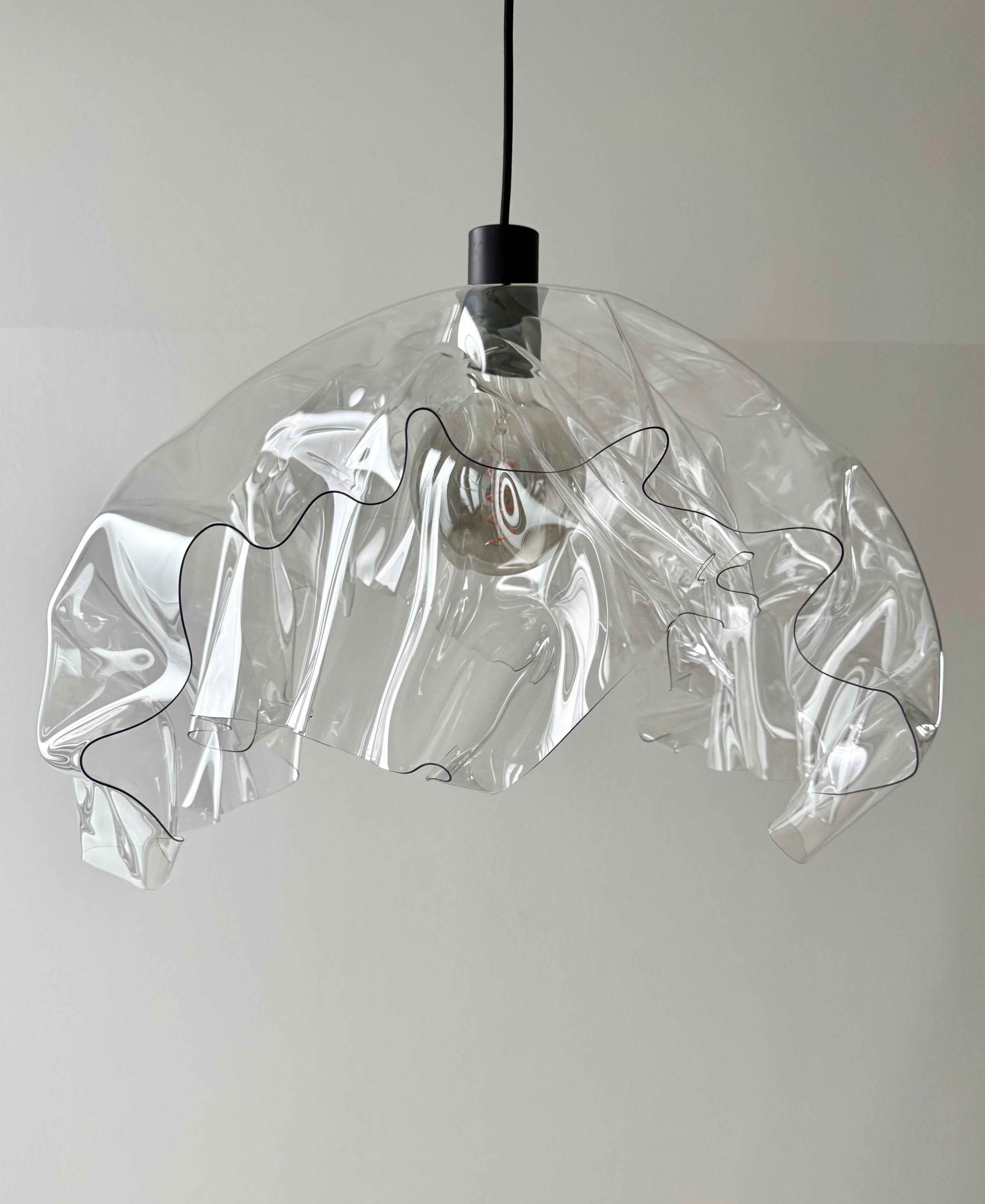 Skulpturale Designlampe mit transparentem Wellen-Schirm Lichtobject
