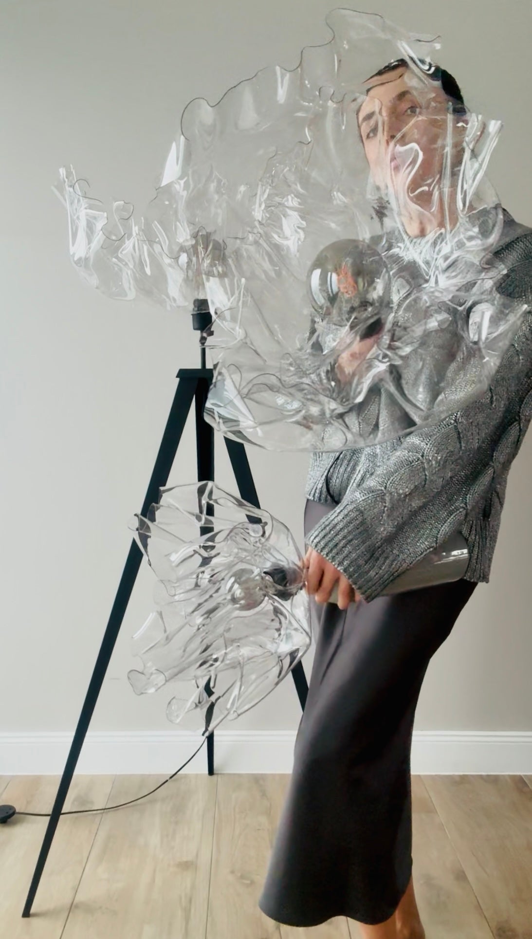 Skulpturale Designlampe mit transparentem Wellen-Schirm Lichtobject